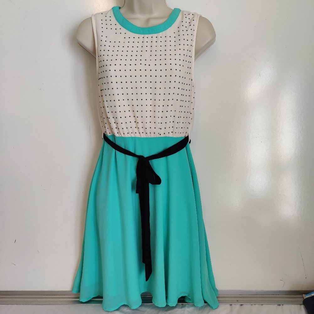 Sleeveless green & cream dress w/ black sash by Ya Los Angeles (Medium) 🖤💚🤍👗